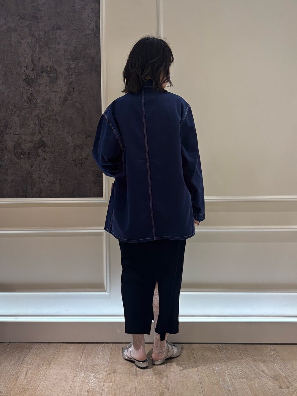 ブラック系のワンピース、ゴールド系のネックレスを着用したレディースの春コーディネートの2枚目の写真