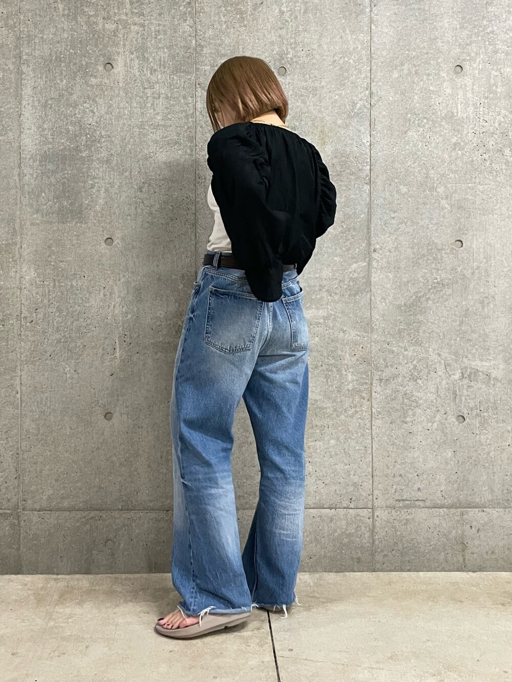 オレンジ系のシャツ/ブラウス、ベージュ系のサンダルを着用したレディースの夏コーディネートの2枚目の写真