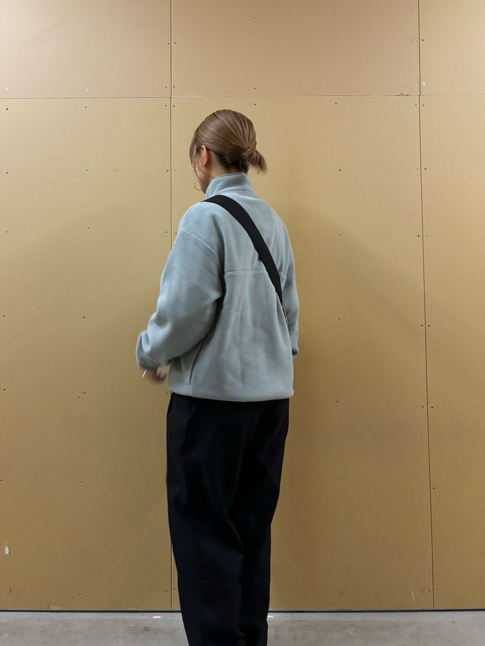 ブラック系のショルダーバッグ、ブルー系のブルゾンを着用したレディースの秋コーディネートの2枚目の写真