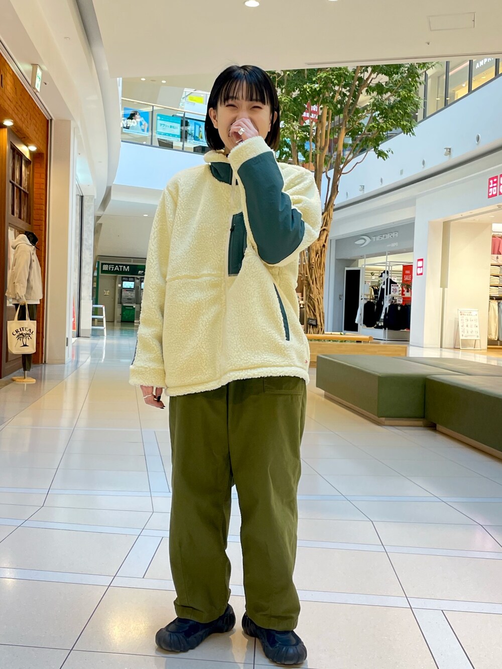 ホワイト系のブルゾンを着用したレディースの冬コーディネートの2枚目の写真