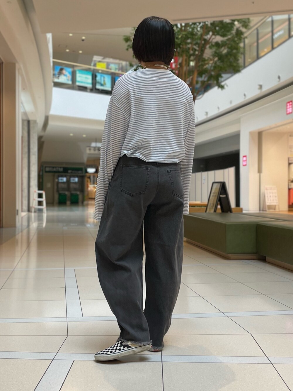 ブルー系のTシャツ/カットソー、ブラック系のデニムパンツを着用したレディースの春コーディネートの3枚目の写真