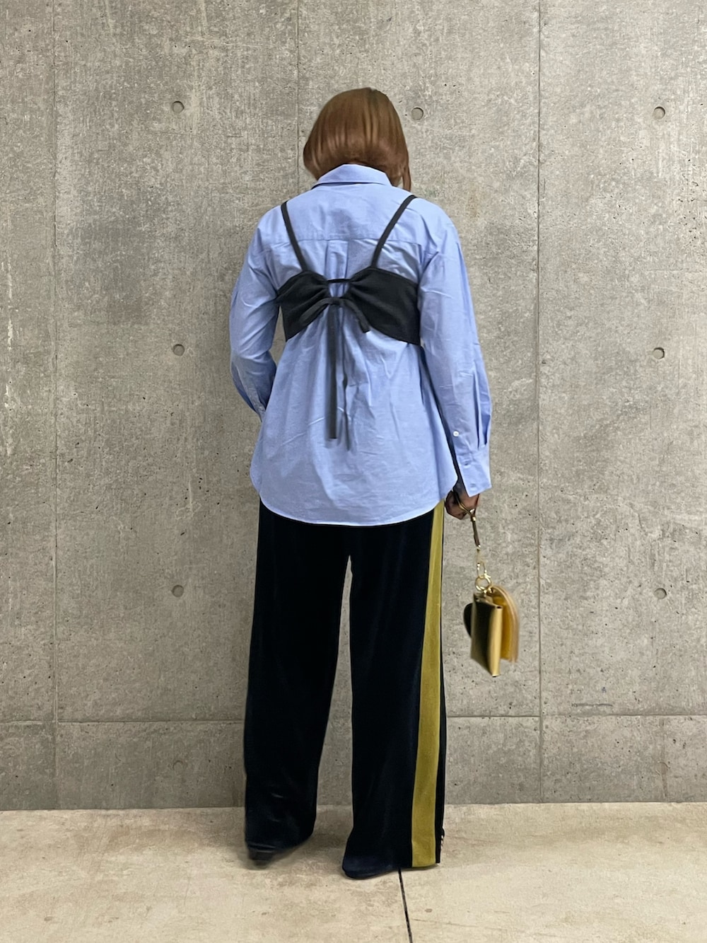 「シャツスタイル、シャツ、ビスチェ、メタルバッグ、おでかけコーデ、秋服準備はじめました、秋服、ラインパンツ、大人カジュアル、パンツコーデ、着回しコーデ、フレディアンドグロスター、FREDY&GLOSTER、ボブ、金髪」｜「fredy emueの刺繍入りBasicシャツ（シャツ/ブラウス、ブルー系）」を使った、yoshimiさん（レディース・163cm）の夏コーディネートの3枚目の写真