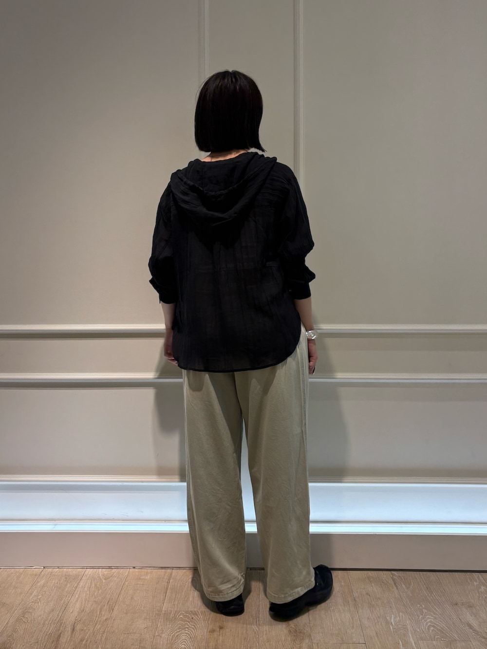 ブラック系のシャツ/ブラウス、ブルー系のデニムパンツを着用したレディースの春コーディネートの2枚目の写真
