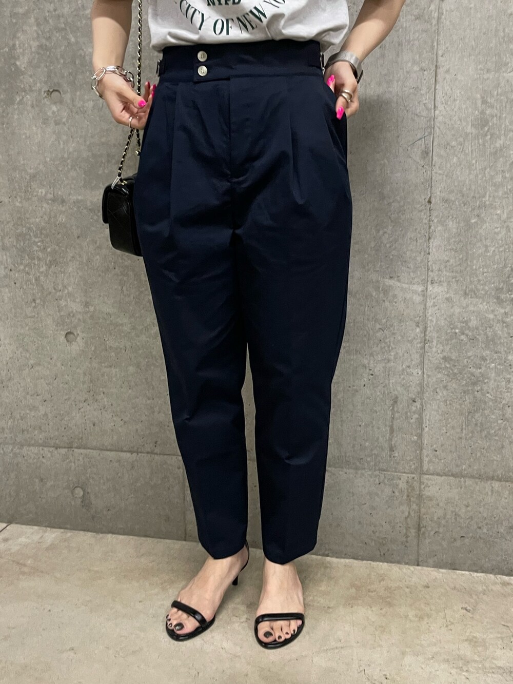 ホワイト系のTシャツ/カットソー、ブラック系のショルダーバッグ、ブルー系のその他パンツを着用したレディースの夏コーディネートの4枚目の写真