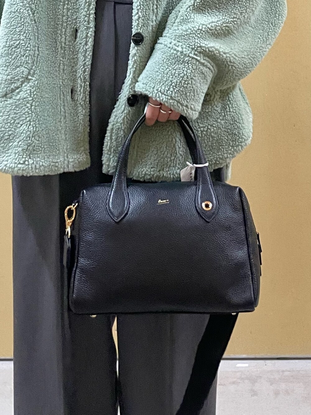 グレー系のその他パンツ、グリーン系のシャツ/ブラウス、ホワイト系のTシャツ/カットソーを着用したレディースの秋コーディネートの5枚目の写真