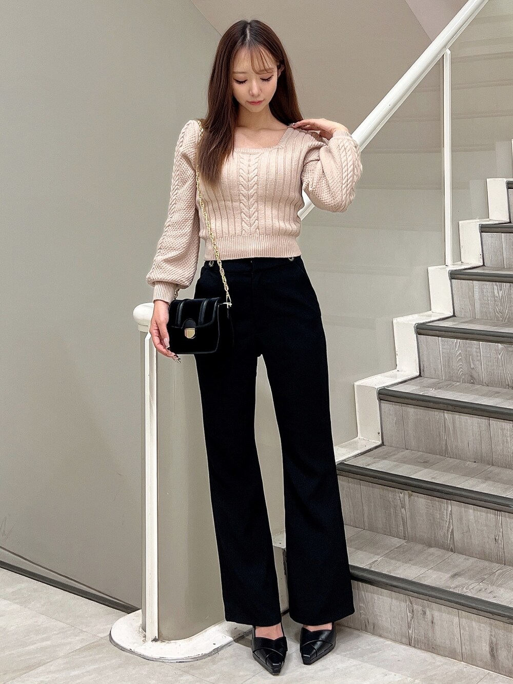 ブラック系のその他パンツ、ブラック系のショルダーバッグ、ベージュ系のニット/セーターを着用したレディースの秋コーディネートの4枚目の写真