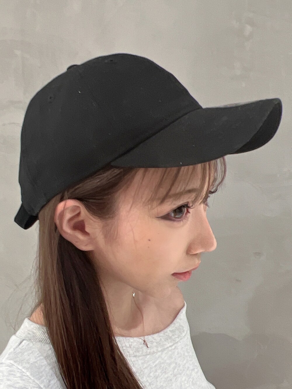 グレー系のTシャツ/カットソー、グレー系のスカート、ブラック系のサンダルを着用したレディースの春コーディネートの7枚目の写真