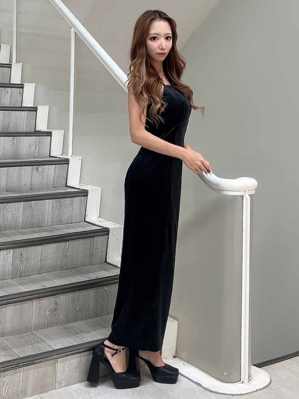 その他のカーディガン/ボレロ、ブラック系のワンピース、ブラック系のパンプスを着用したレディースの秋コーディネートの3枚目の写真