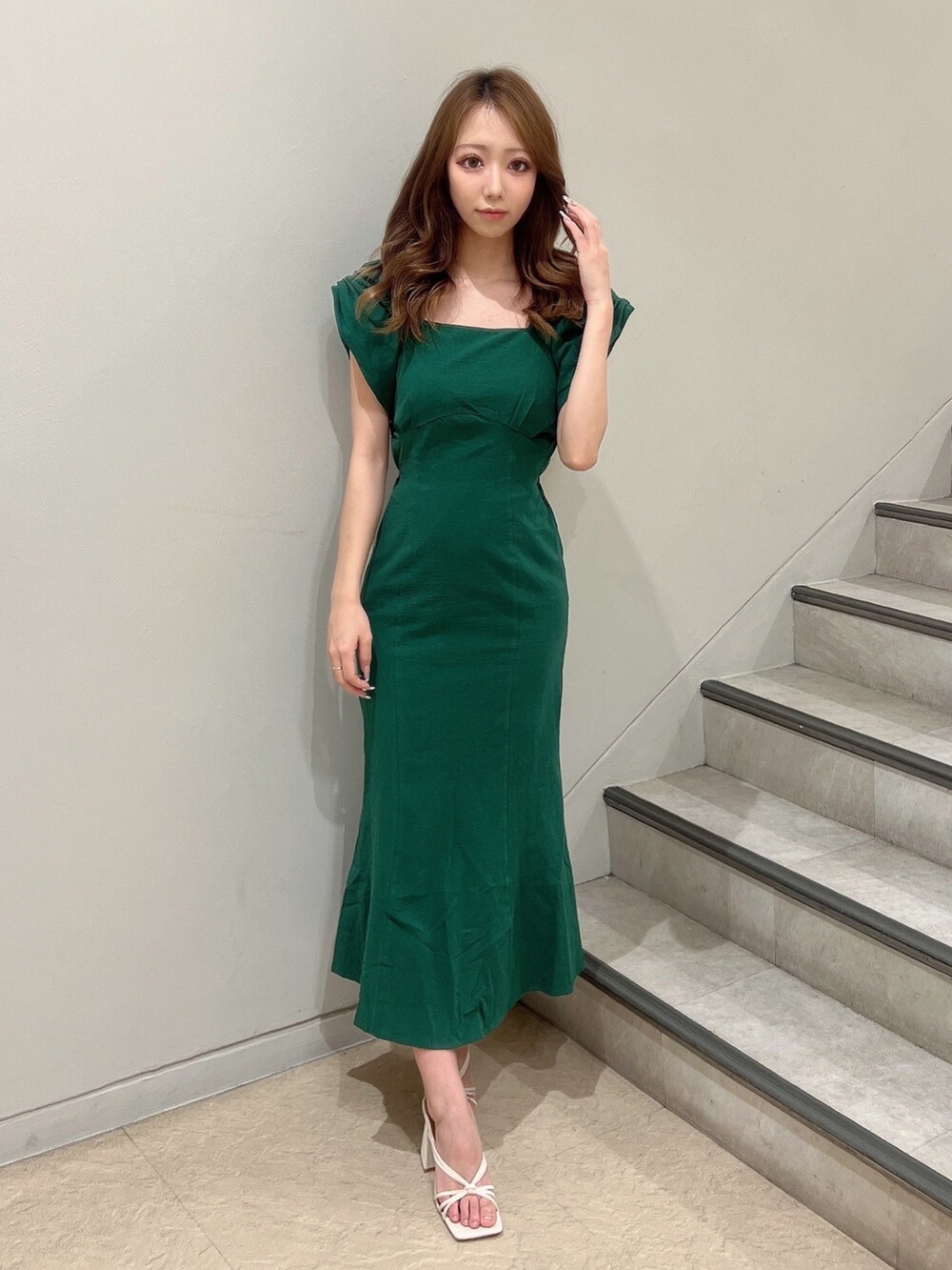 グリーン系のワンピース、ホワイト系のサンダルを着用したレディースの夏コーディネートの2枚目の写真