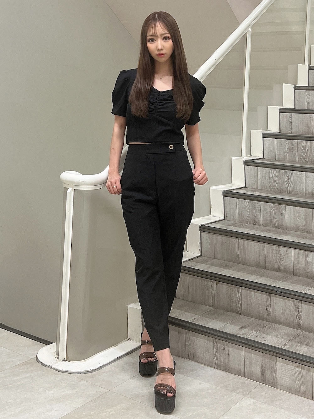 ブラック系のシャツ/ブラウス、ブラック系のその他パンツ、ブラック系のサンダルを着用したレディースの春コーディネートの2枚目の写真