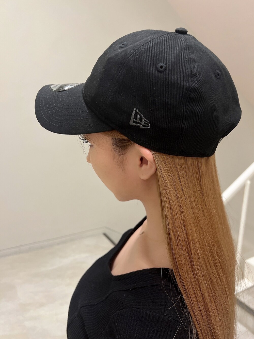 ブラック系のワンピース、ブラック系のライダースジャケット、ブラック系のパンプスを着用したレディースの冬コーディネートの8枚目の写真