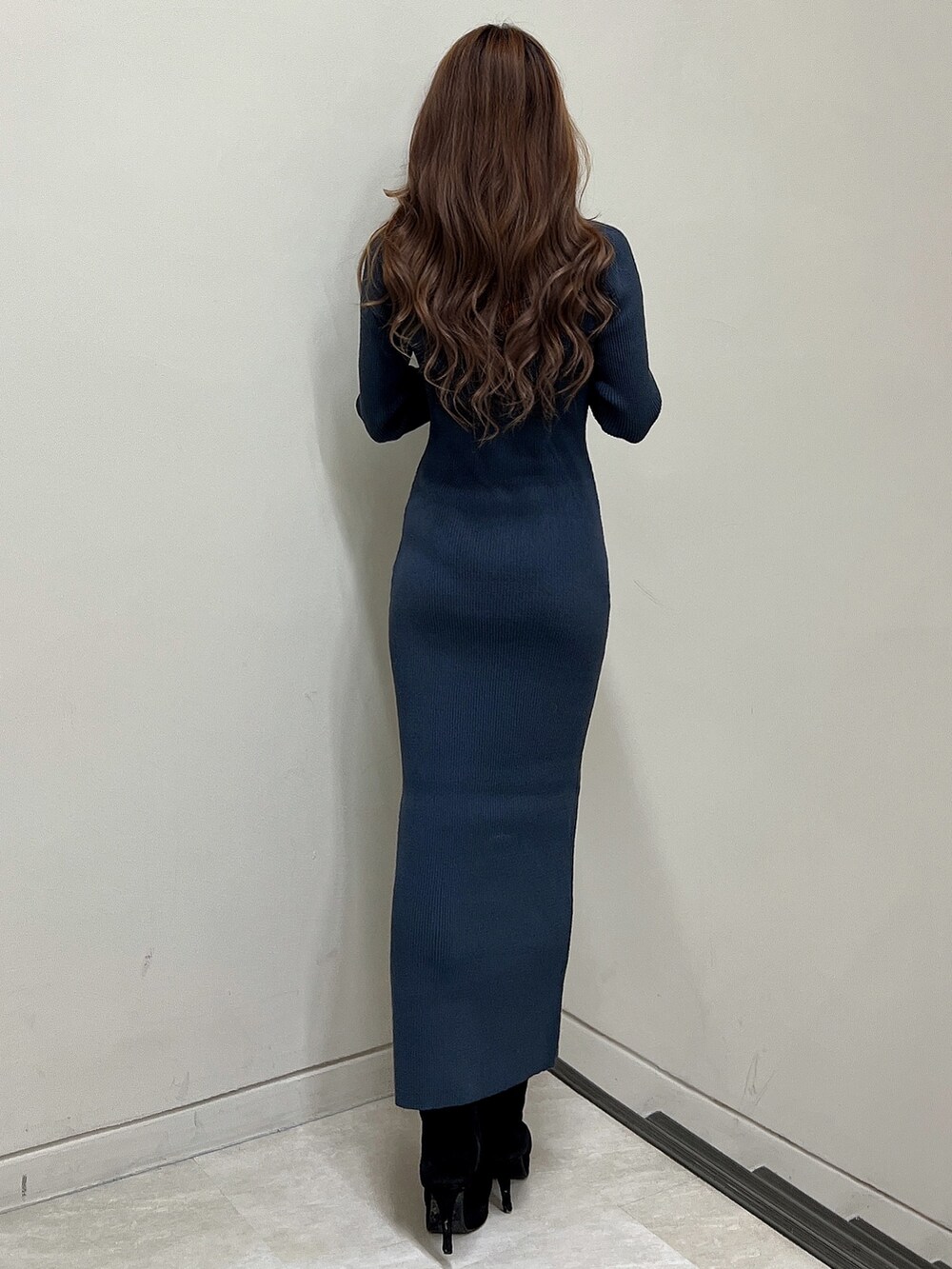 ブラック系のその他アウター、グリーン系のワンピース、ブラック系のブーツを着用したレディースの秋コーディネートの5枚目の写真