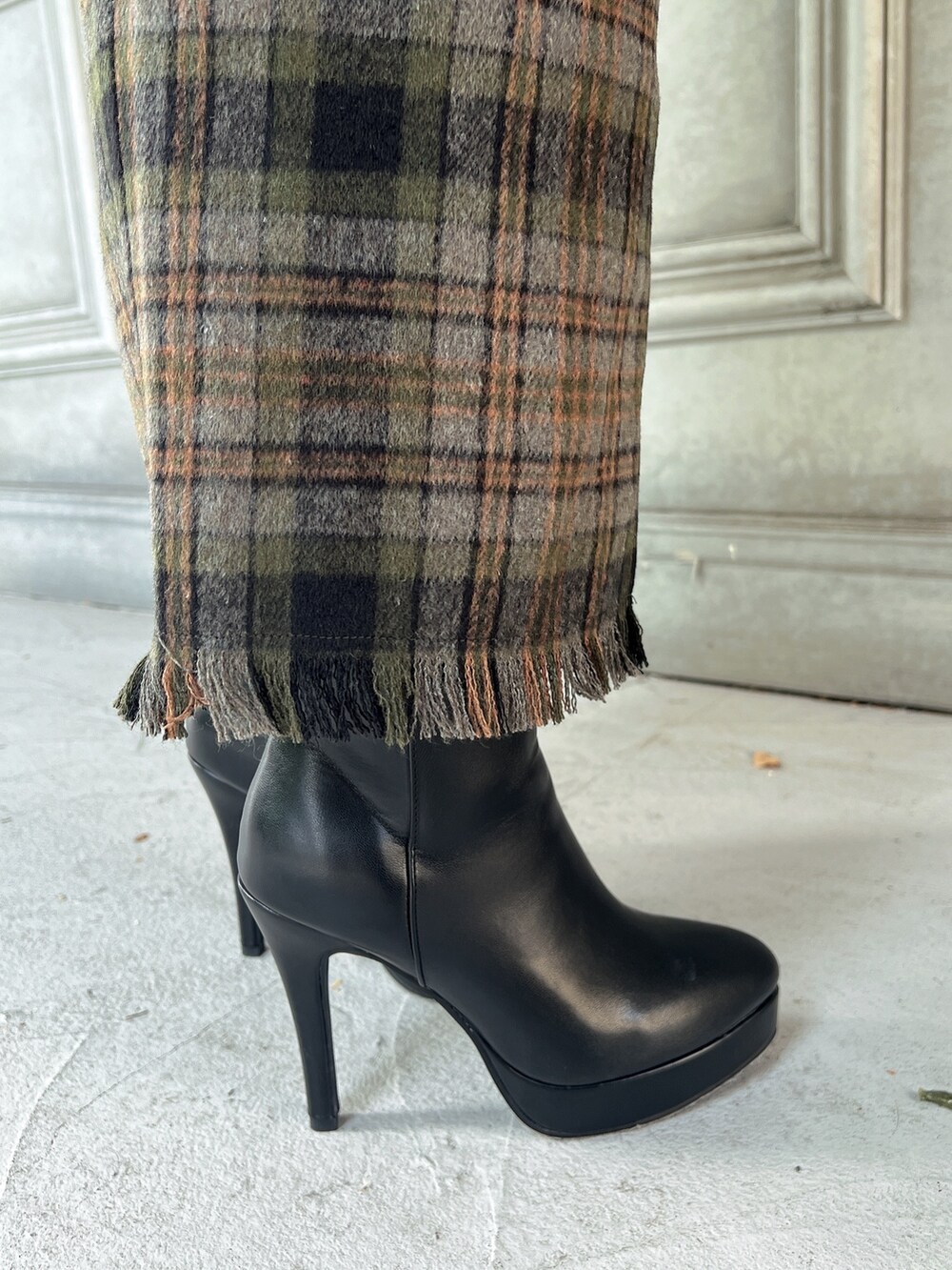 ブラック系のニット/セーター、グリーン系のスカート、ブラック系のショルダーバッグを着用したレディースの秋コーディネートの7枚目の写真