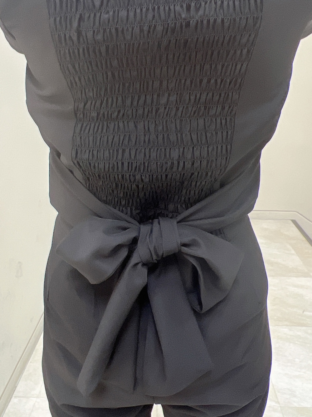 ブラック系のシャツ/ブラウス、ブラック系のその他パンツ、ブラック系のサンダルを着用したレディースの春コーディネートの8枚目の写真
