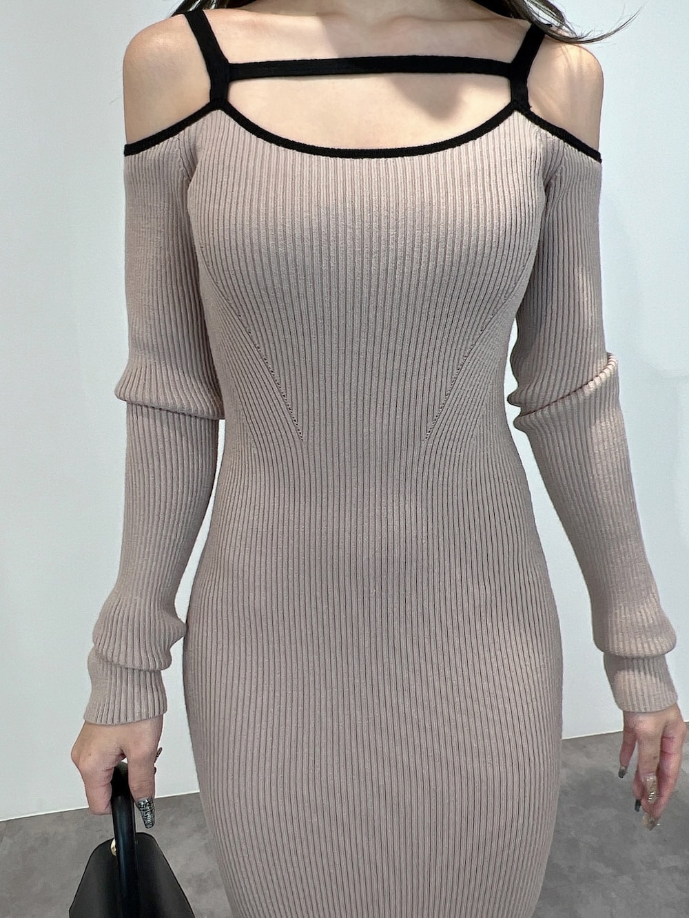 ブラック系のパンプス、ブラック系のブーツ、その他のワンピースを着用したレディースの冬コーディネートの6枚目の写真