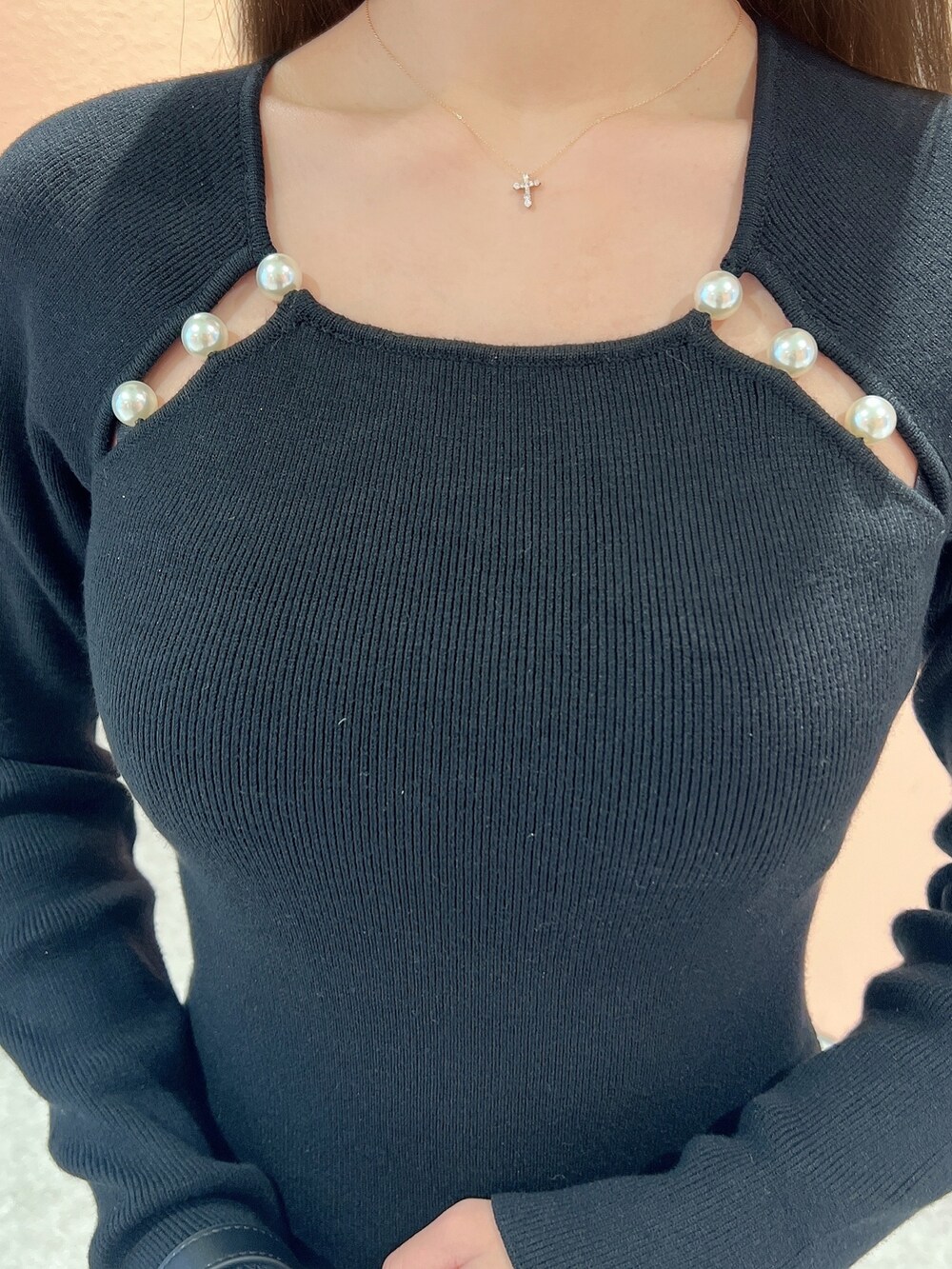 ブラック系のワンピース、ブラック系のショルダーバッグ、ブラック系のパンプスを着用したレディースの冬コーディネートの5枚目の写真