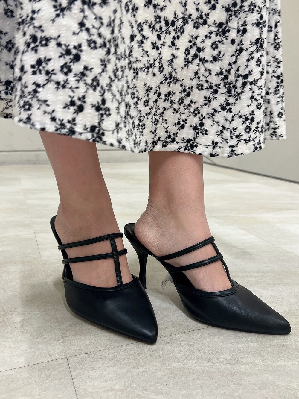 その他のワンピース、ブラック系のパンプス、ブラック系のハンドバッグを着用したレディースの春コーディネートの9枚目の写真