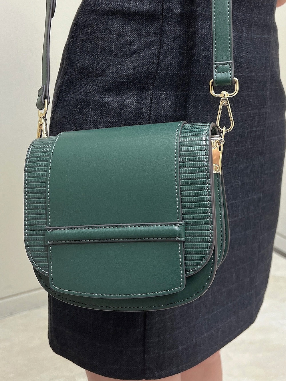 その他のテーラードジャケット、グリーン系のショルダーバッグ、ブラック系のブーツを着用したレディースの秋コーディネートの6枚目の写真