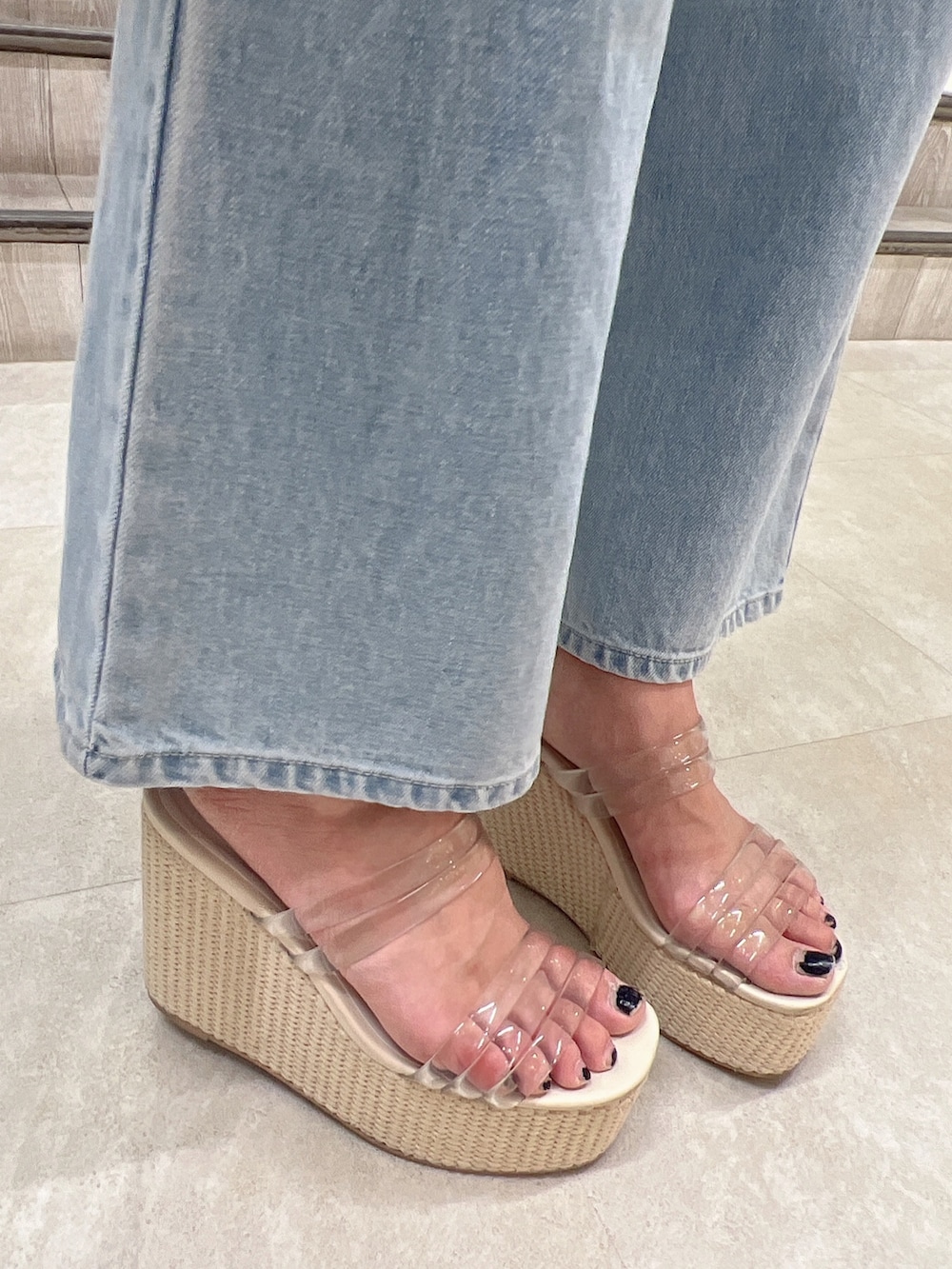 ホワイト系のキャミソール、ブルー系のデニムパンツ、シルバー系のハンドバッグを着用したレディースの春コーディネートの10枚目の写真