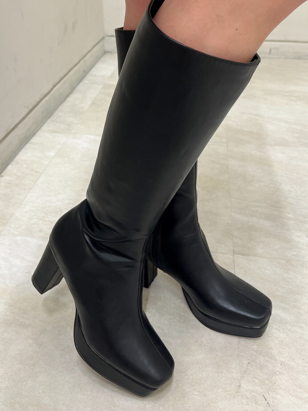 ブラック系のスカート、ブラック系のニット/セーター、ブラック系のテーラードジャケットを着用したレディースの春コーディネートの10枚目の写真