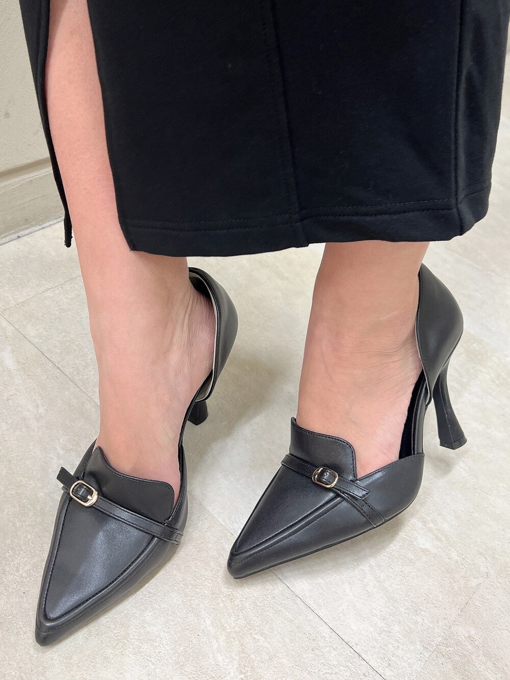 ブラック系のスカート、ピンク系のニット/セーター、ブラック系のパンプスを着用したレディースの冬コーディネートの9枚目の写真