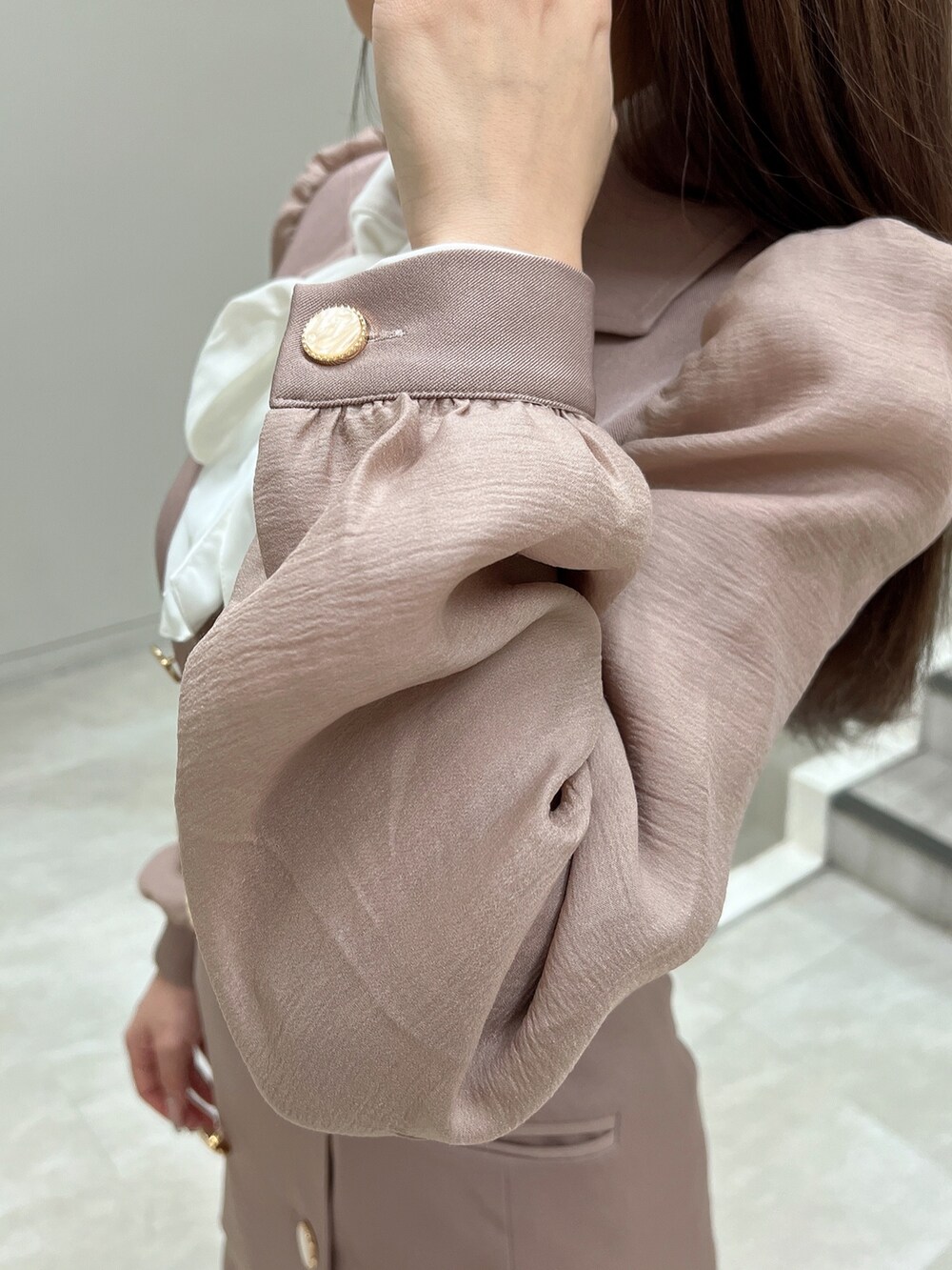 ピンク系のワンピース、ホワイト系のブーツ、ホワイト系のシャツ/ブラウスを着用したレディースの冬コーディネートの7枚目の写真