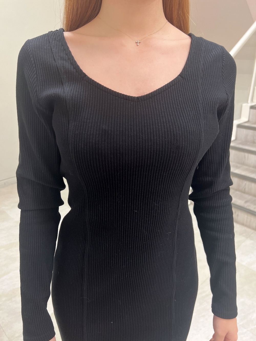 ブラック系のワンピース、ブラック系のライダースジャケット、ブラック系のパンプスを着用したレディースの冬コーディネートの5枚目の写真