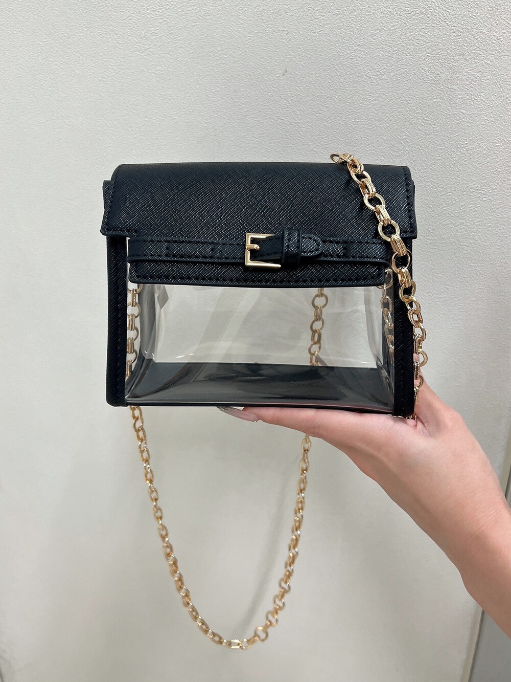 ブラック系のハンドバッグ、ホワイト系のワンピース、ブラック系のパンプスを着用したレディースの春コーディネートの8枚目の写真