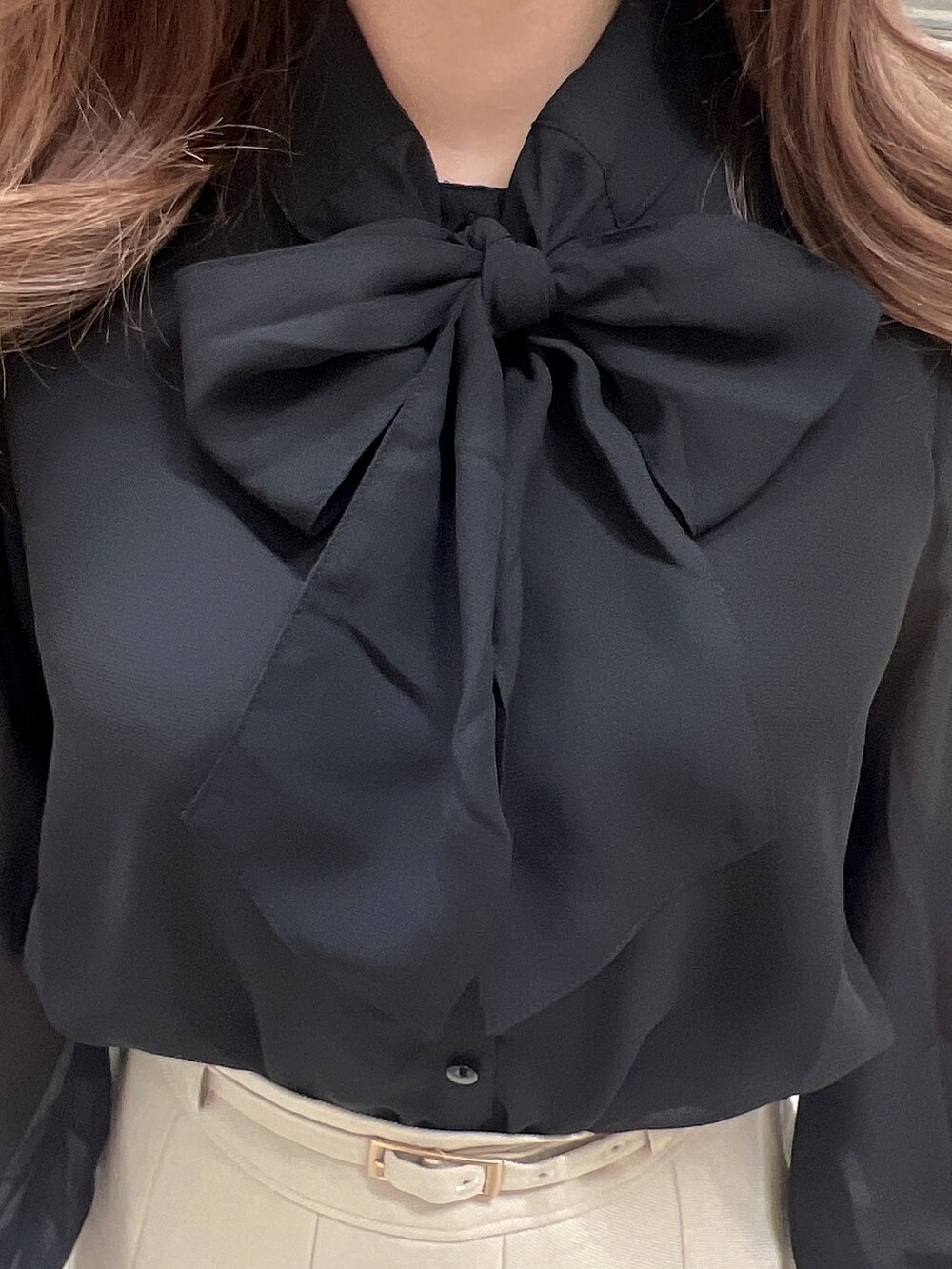 ブラック系のシャツ/ブラウス、ホワイト系のスカート、ブラック系のブーツを着用したレディースの秋コーディネートの5枚目の写真