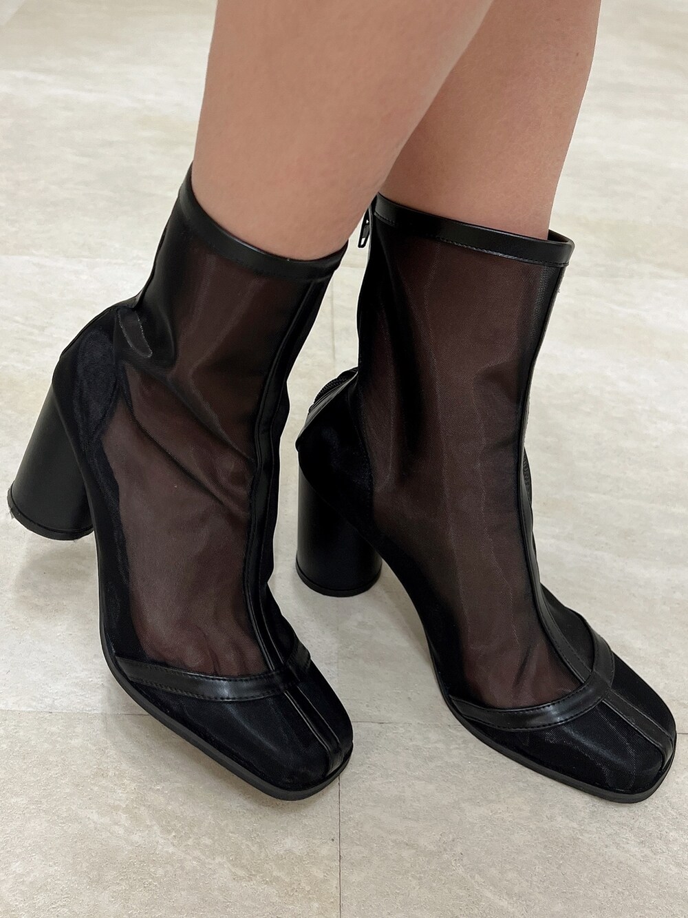 ブラック系のハンドバッグ、ブラック系のシャツ/ブラウス、ブラック系のその他パンツを着用したレディースの春コーディネートの10枚目の写真