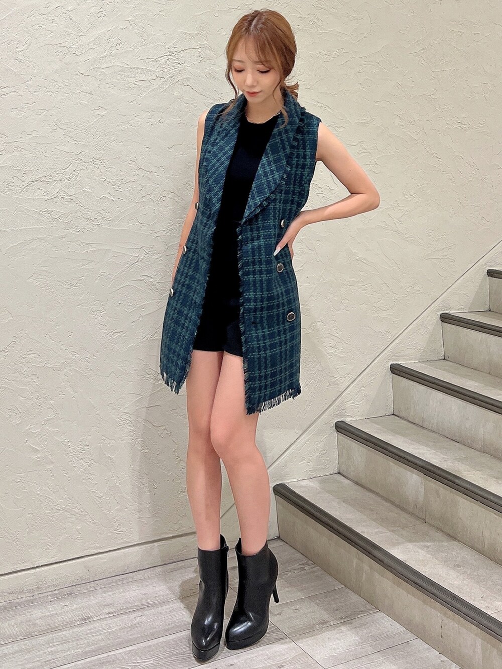 ブラック系のワンピース、ブラック系のブーツ、ブラック系のニット/セーターを着用したレディースの夏コーディネートの5枚目の写真