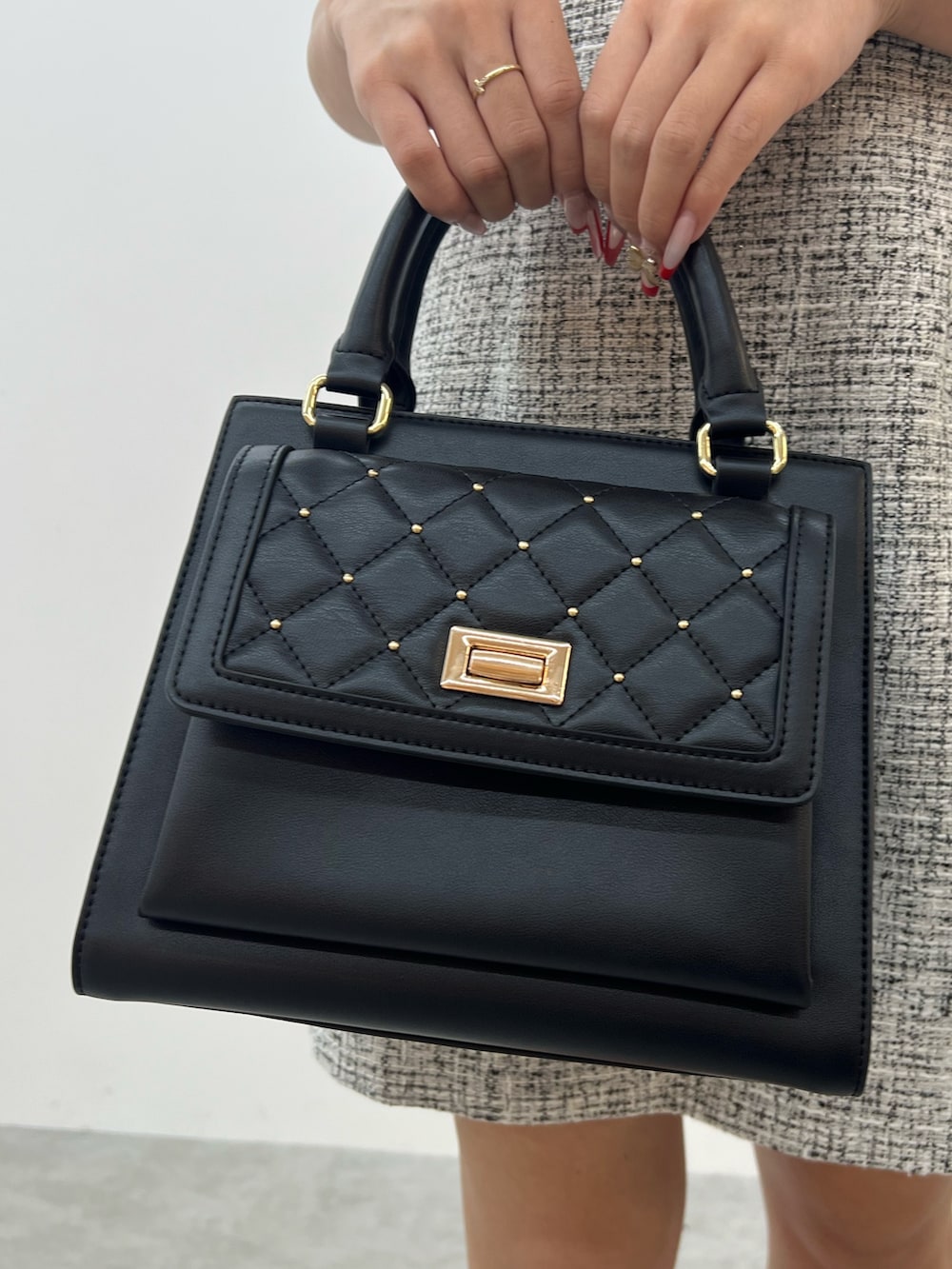 ブラック系のパンプス、ブラック系のハンドバッグ、ブラック系のワンピースを着用したレディースの夏コーディネートの8枚目の写真