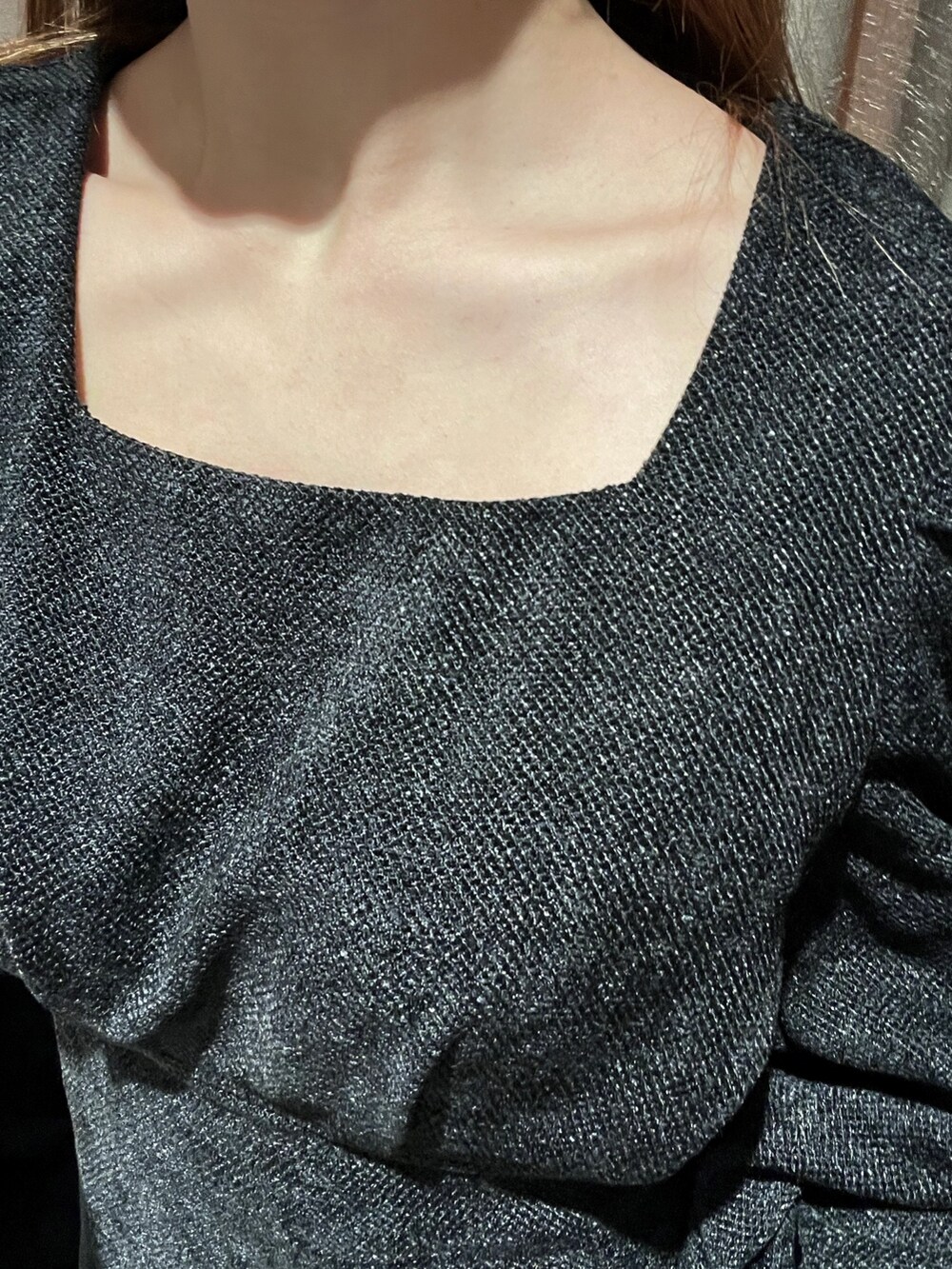 ブラック系のブーツ、ブラック系のハンドバッグ、ブラック系のワンピースを着用したレディースの秋コーディネートの5枚目の写真