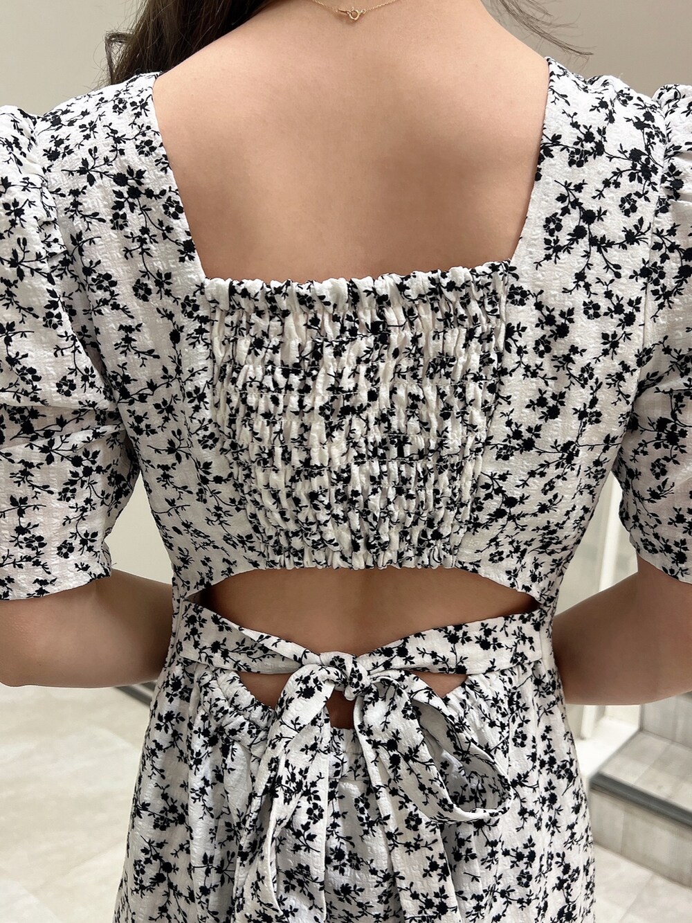 その他のワンピース、ブラック系のパンプス、ブラック系のハンドバッグを着用したレディースの春コーディネートの6枚目の写真