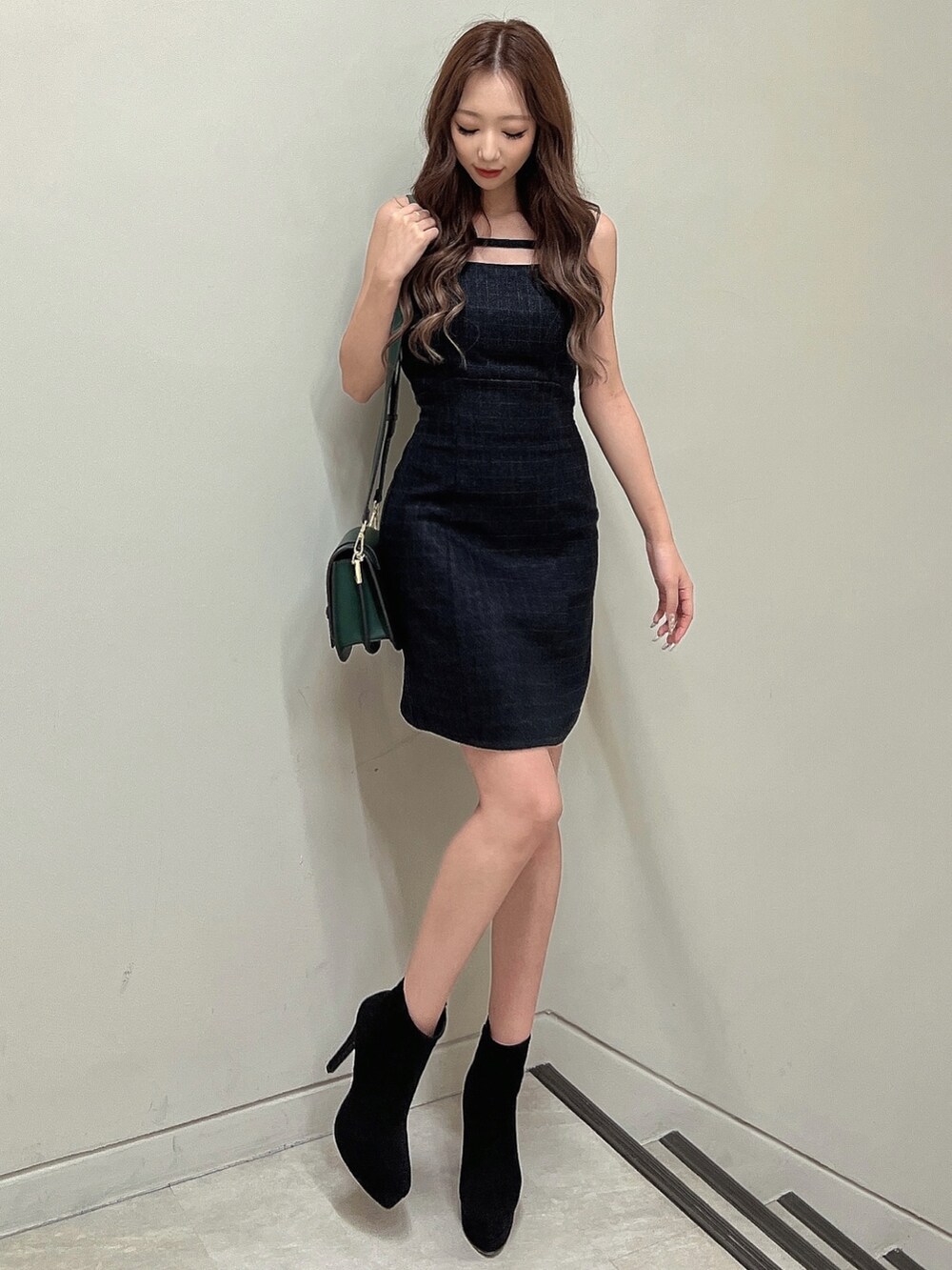 その他のテーラードジャケット、グリーン系のショルダーバッグ、ブラック系のブーツを着用したレディースの秋コーディネートの3枚目の写真