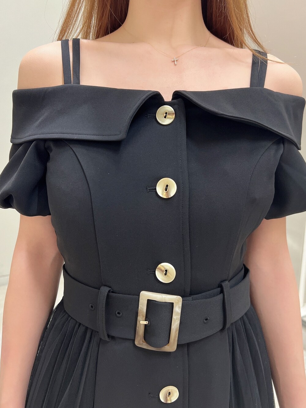 ブラック系のハンドバッグ、ブラック系のワンピース、ブラック系のパンプスを着用したレディースの春コーディネートの4枚目の写真