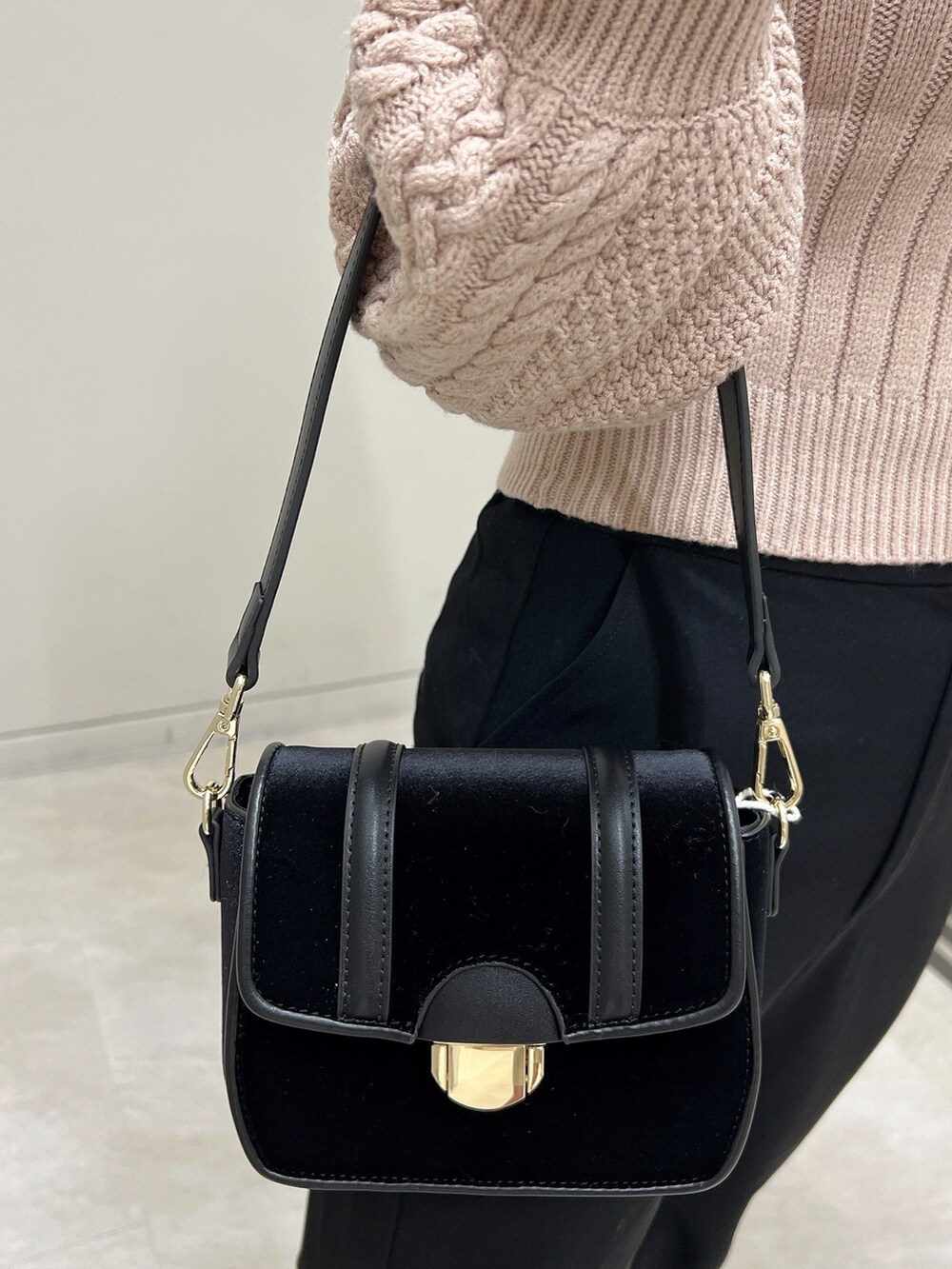 ブラック系のその他パンツ、ブラック系のショルダーバッグ、ベージュ系のニット/セーターを着用したレディースの秋コーディネートの8枚目の写真