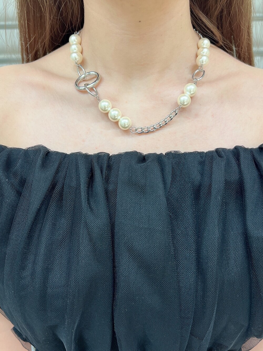 ブラック系のシャツ/ブラウス、ホワイト系のデニムスカート、ブラック系のパンプスを着用したレディースの春コーディネートの5枚目の写真