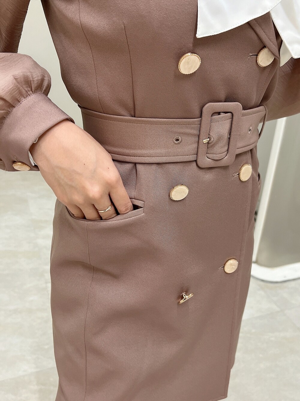 ピンク系のワンピース、ホワイト系のブーツ、ホワイト系のシャツ/ブラウスを着用したレディースの冬コーディネートの8枚目の写真