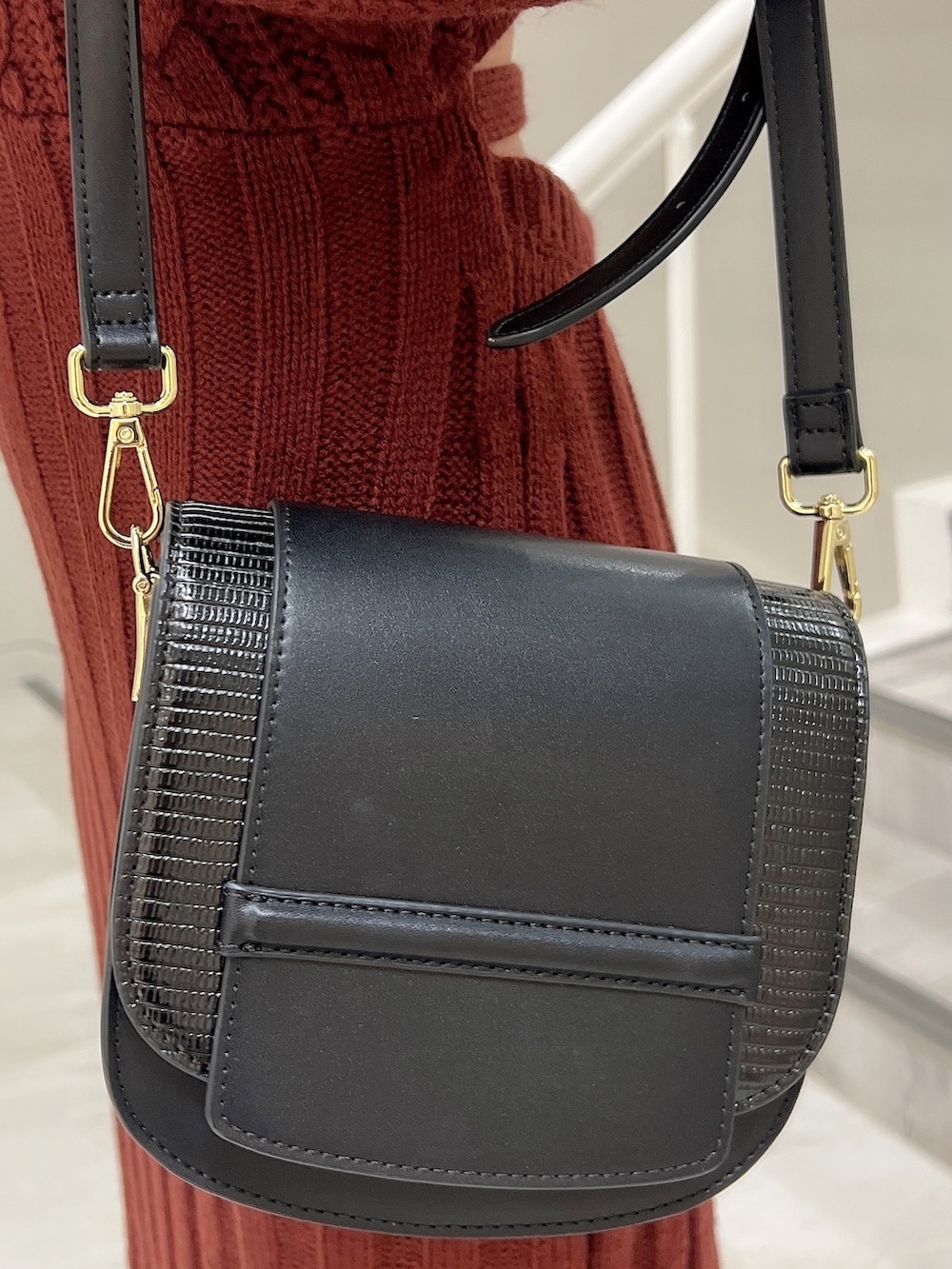 ブラック系のパンプス、ブラック系のショルダーバッグ、レッド系のワンピースを着用したレディースの秋コーディネートの7枚目の写真