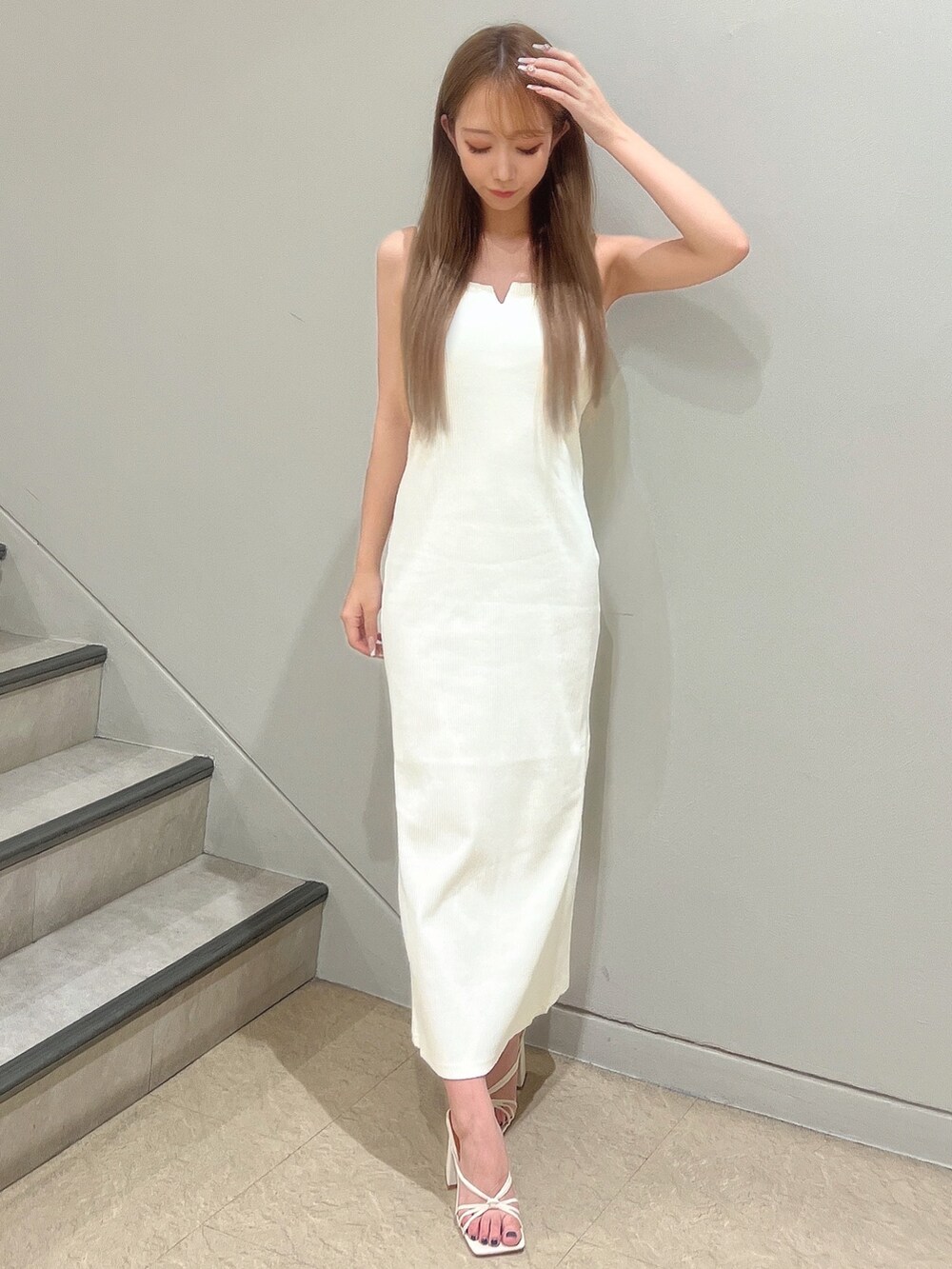 ホワイト系のサンダル、ホワイト系のワンピースを着用したレディースの夏コーディネートの2枚目の写真