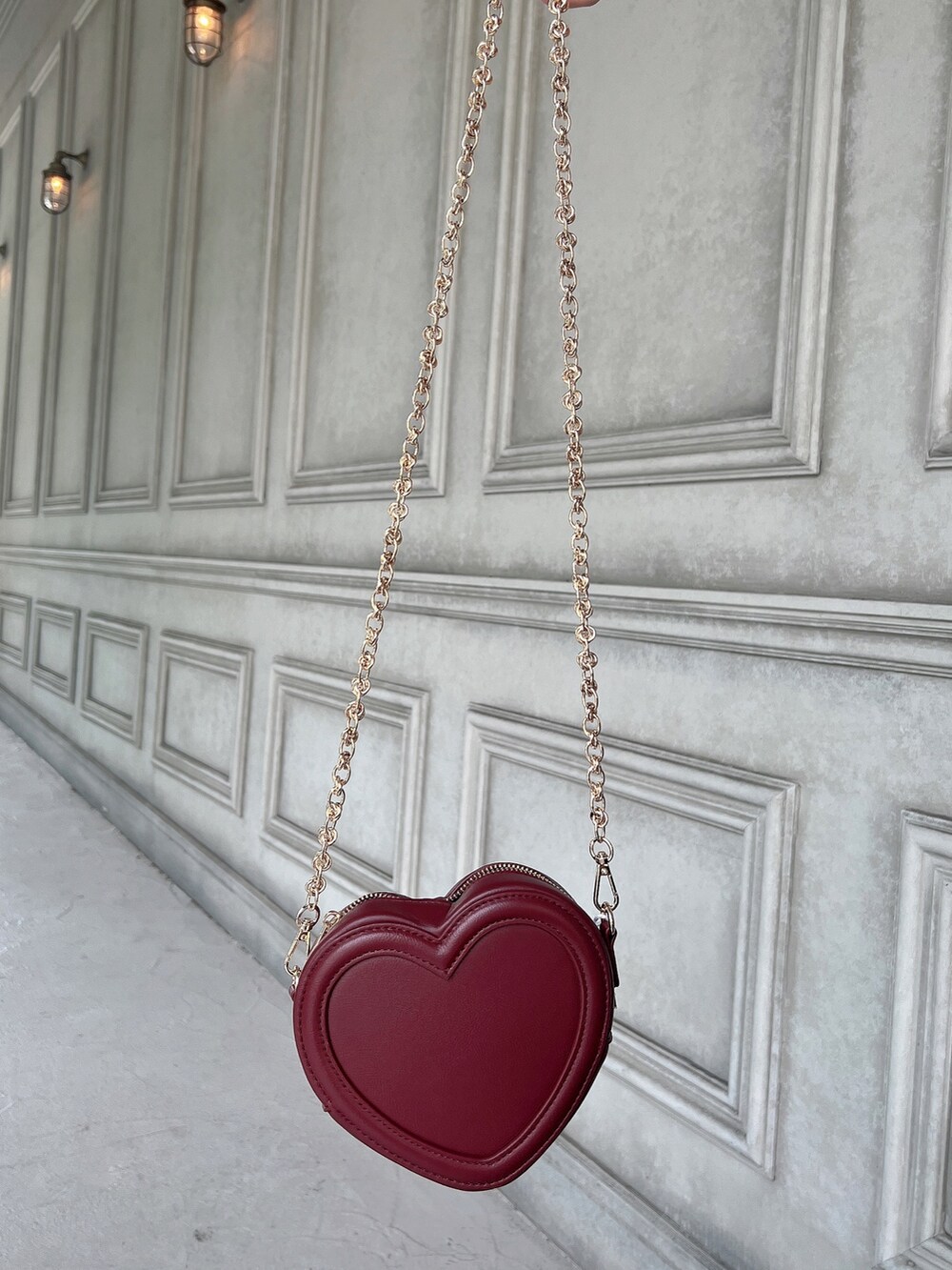 ホワイト系のTシャツ/カットソー、ブラック系のスカート、レッド系のショルダーバッグを着用したレディースの夏コーディネートの6枚目の写真