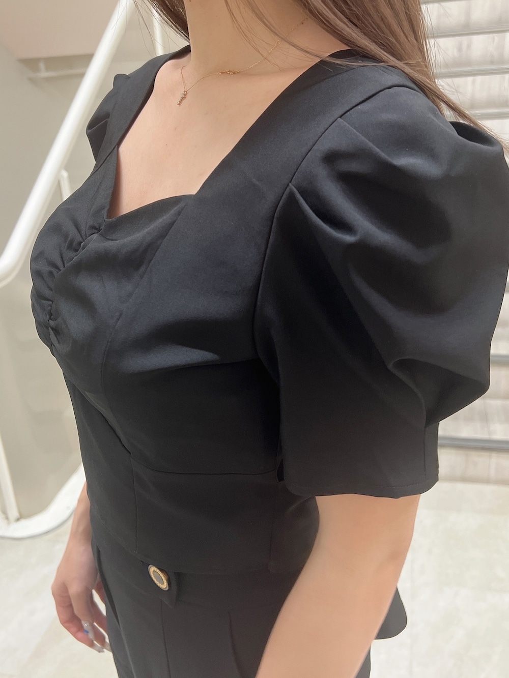 ブラック系のシャツ/ブラウス、ブラック系のその他パンツ、ブラック系のサンダルを着用したレディースの春コーディネートの6枚目の写真