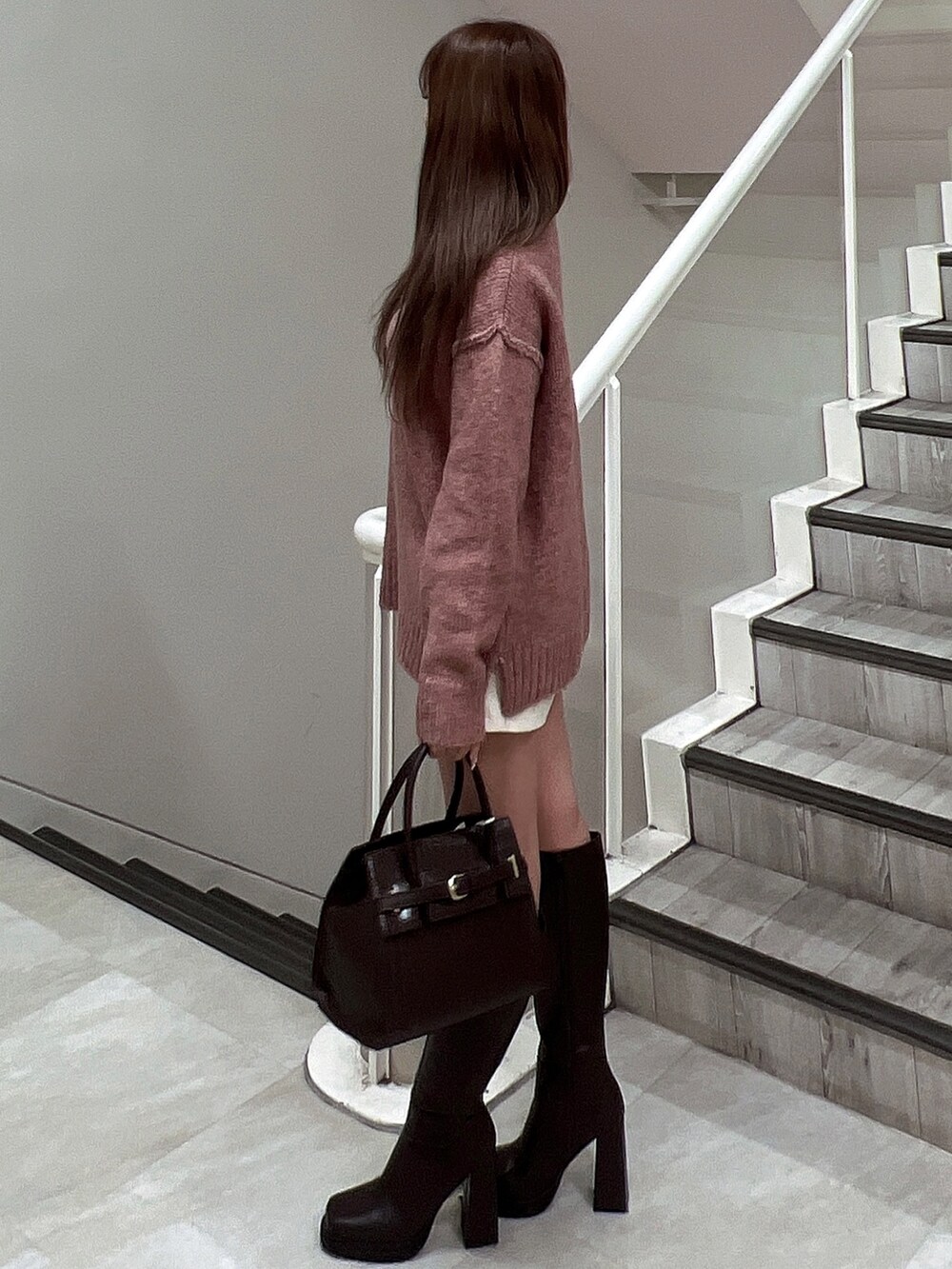 ピンク系のニット/セーター、ブラウン系のブーツ、ホワイト系のその他パンツを着用したレディースの秋コーディネートの3枚目の写真