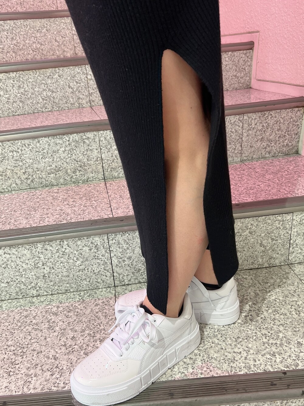 ブラック系のワンピース、ホワイト系のブルゾン、ホワイト系のスニーカーを着用したレディースの冬コーディネートの8枚目の写真