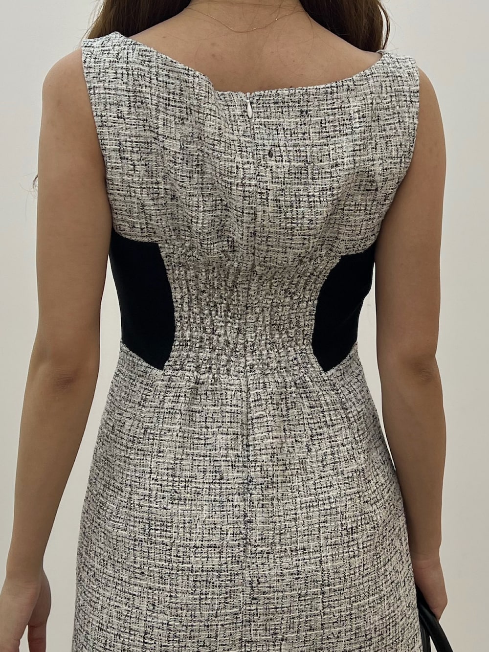 ブラック系のパンプス、ブラック系のハンドバッグ、ブラック系のワンピースを着用したレディースの夏コーディネートの7枚目の写真