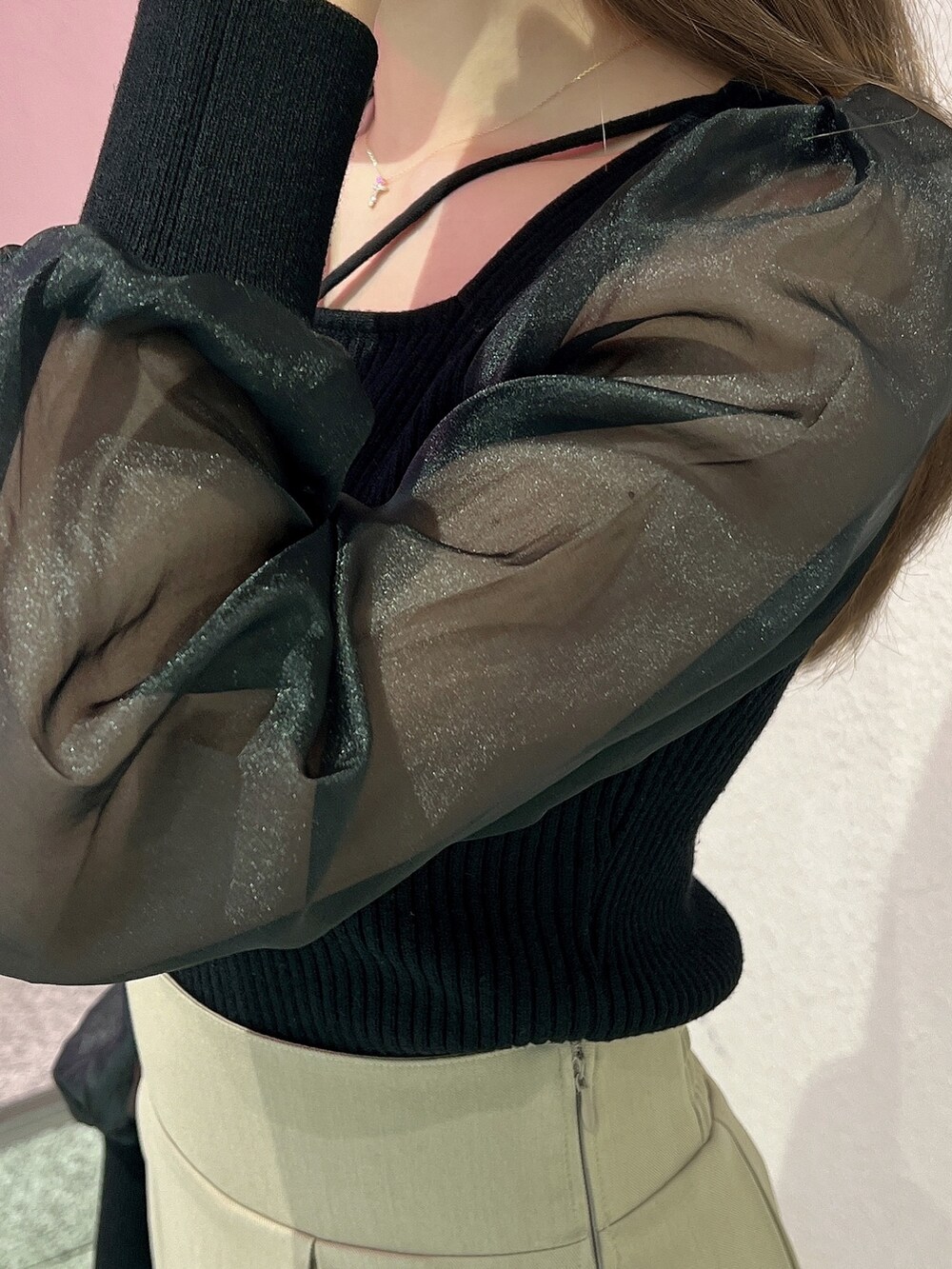 ブラック系のニット/セーター、ブラック系のハンドバッグ、ベージュ系のスカートを着用したレディースの冬コーディネートの7枚目の写真