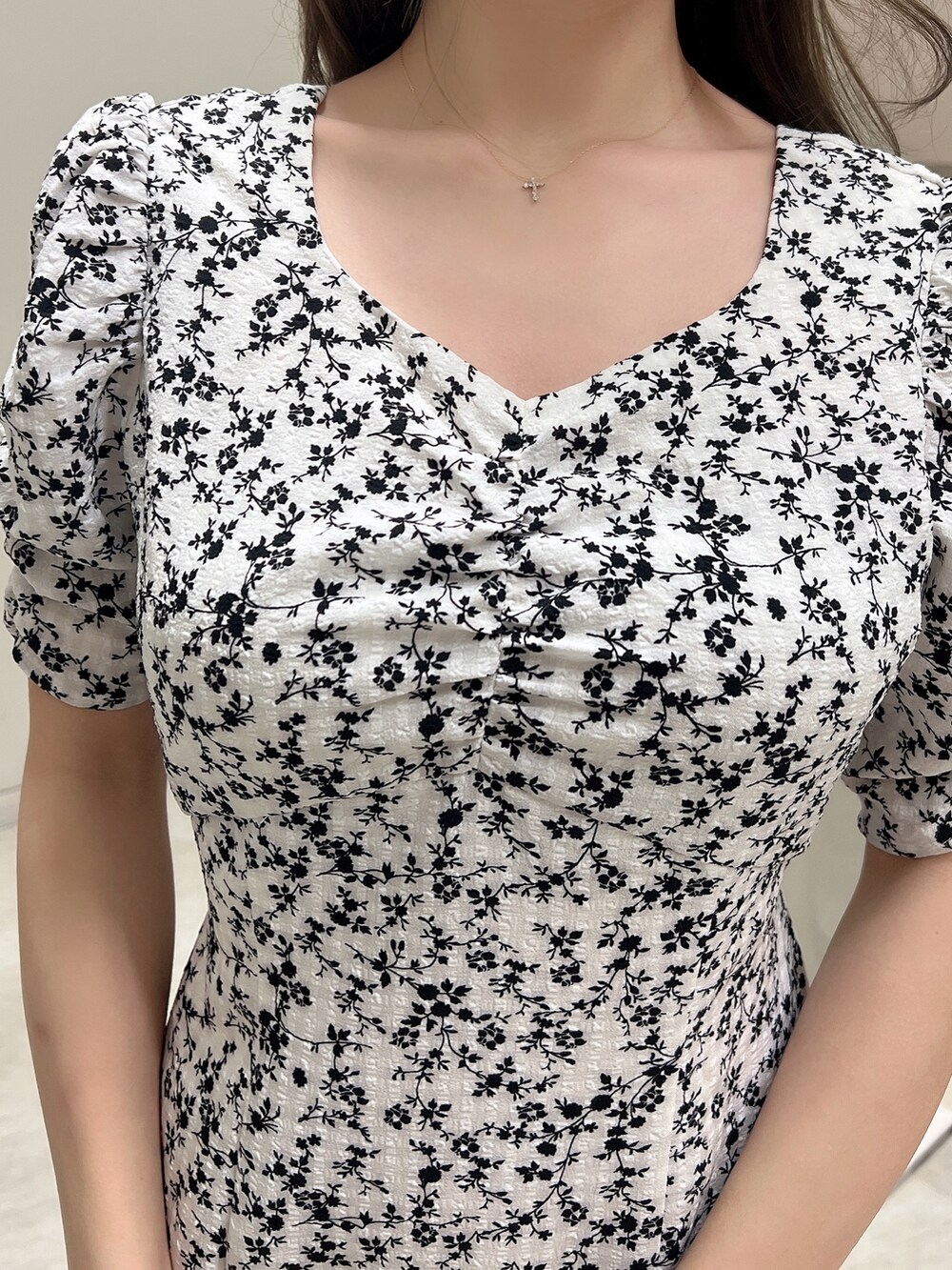 その他のワンピース、ブラック系のパンプス、ブラック系のハンドバッグを着用したレディースの春コーディネートの5枚目の写真