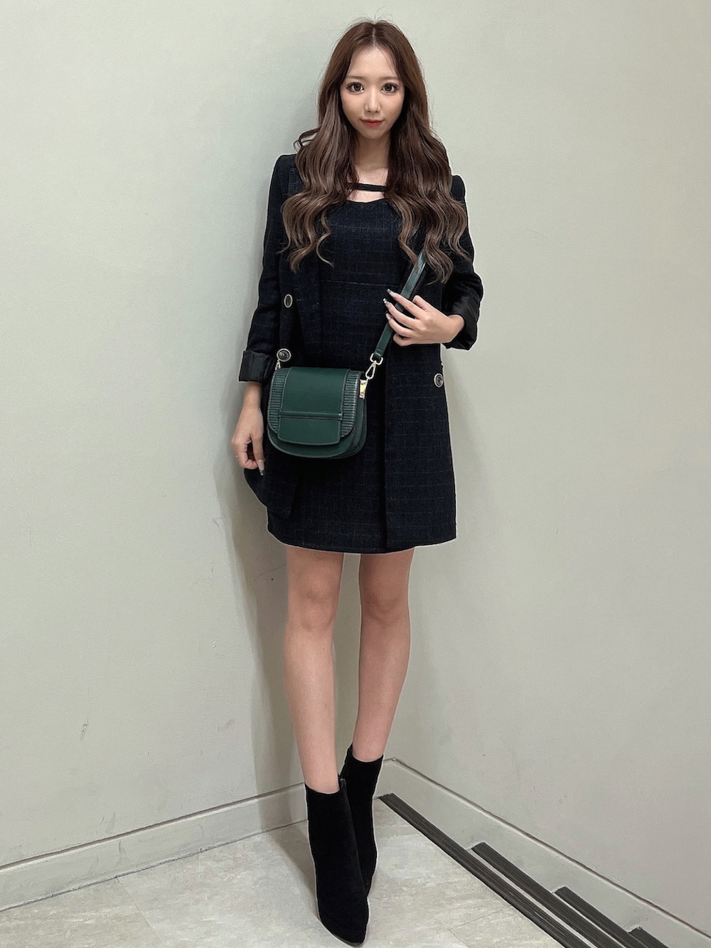 その他のテーラードジャケット、グリーン系のショルダーバッグ、ブラック系のブーツを着用したレディースの秋コーディネートの2枚目の写真