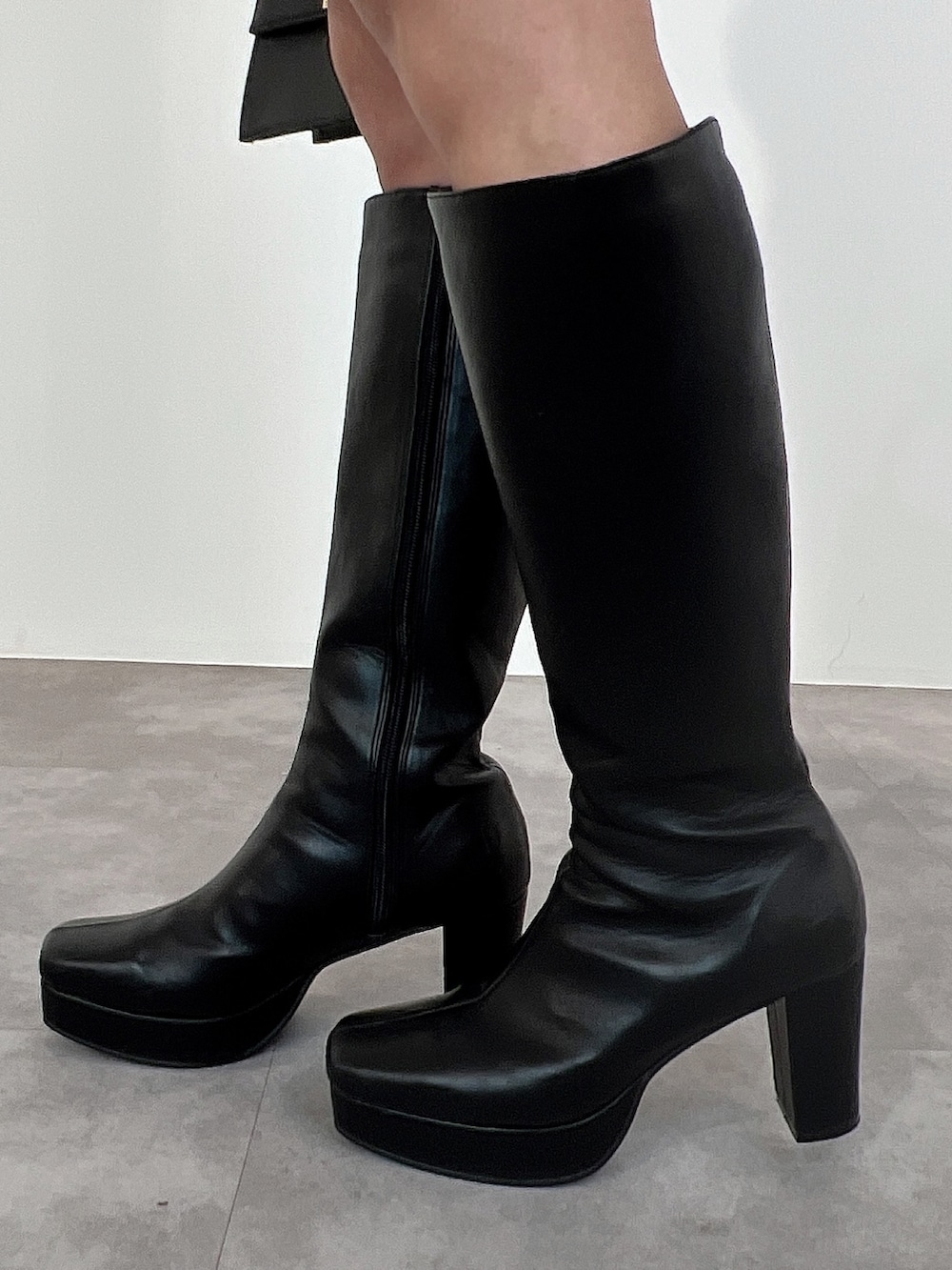 ブラック系のパンプス、ブラック系のブーツ、その他のワンピースを着用したレディースの冬コーディネートの9枚目の写真